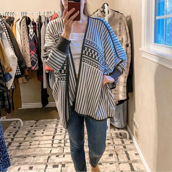 Kit and Ace Solstice Poncho One Size - Picture 4 of 11